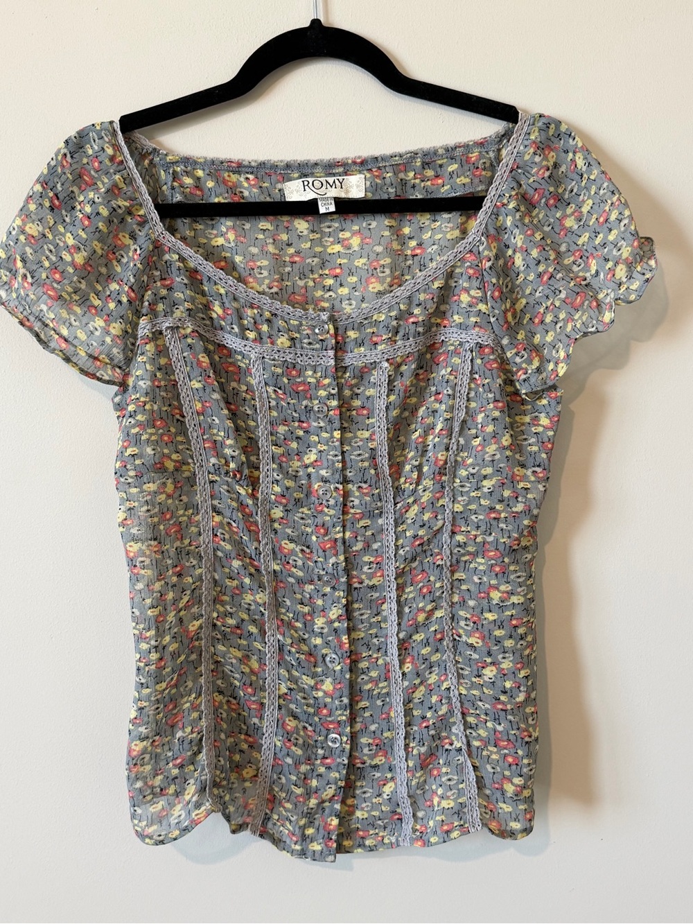 Romy Women’s Gray Floral Short-Sleeve Button Front Top
